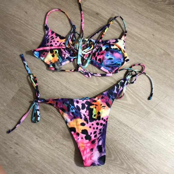 Colorful bikini - Picture 2 of 4